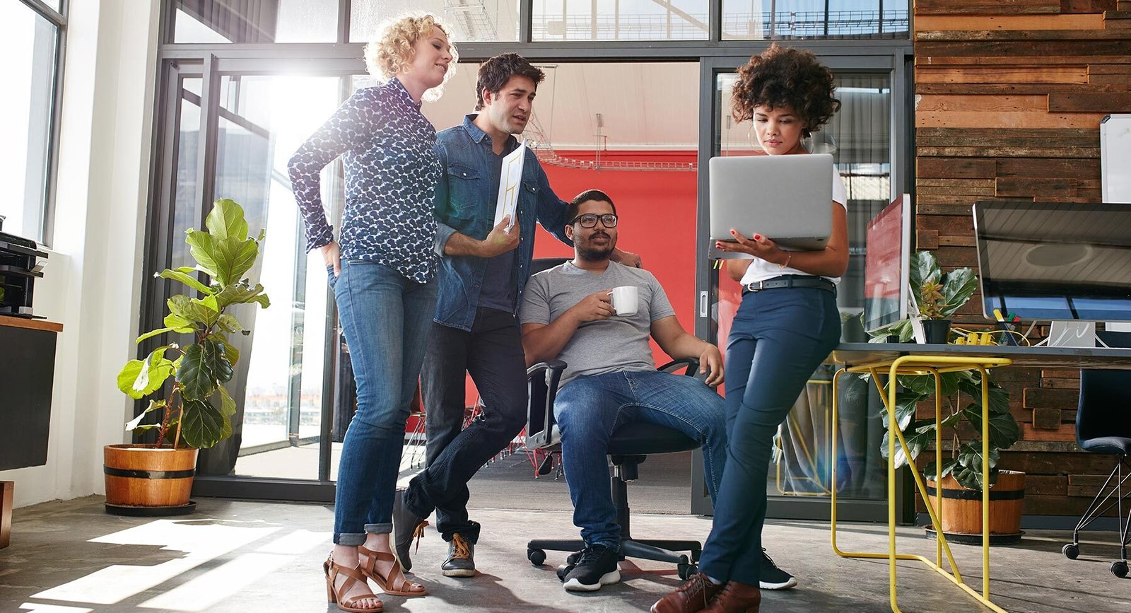 Multiracial Group Of Designers Meeting In Modern O PDKDT2P 1800x975